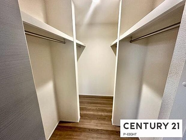 ウォークインクローゼットでたくさん収納できます！