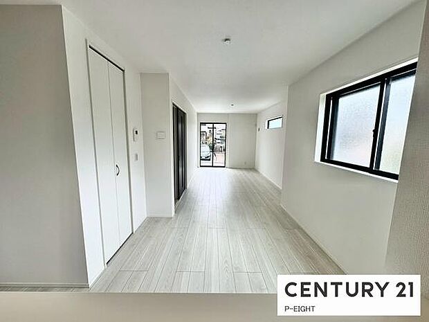 大きな窓から日光が差し込む明るいリビングです！