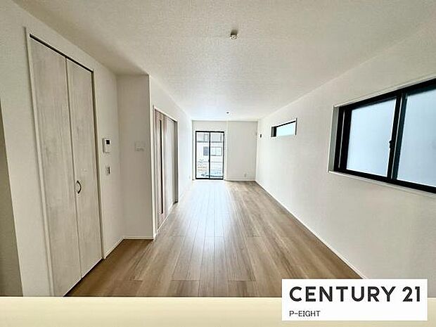 大きな窓から日光が差し込む明るいリビングです！