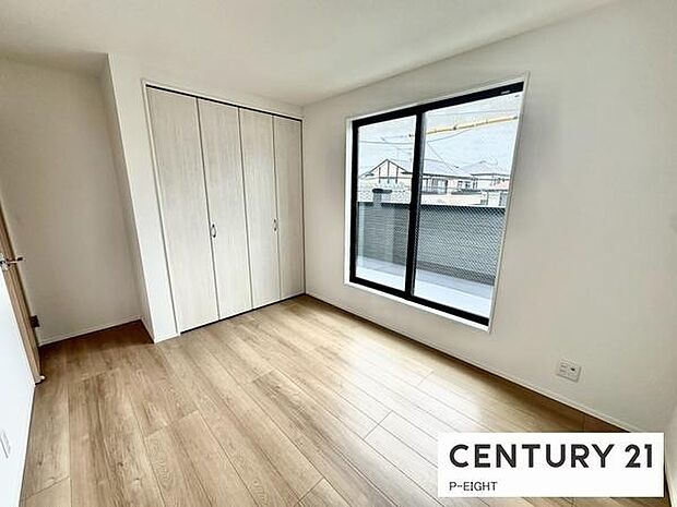 バルコニーに面している明るい洋室です！