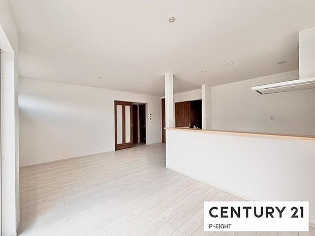 大きな窓から日光が差し込む明るいリビングです!