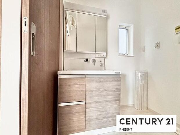 明るい洗面台で身支度ができます!