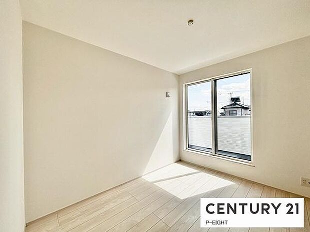 バルコニーに面している明るい洋室です!