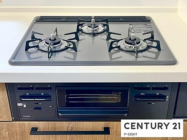 三口コンロで料理もはかどりますね!オーブンもあります!