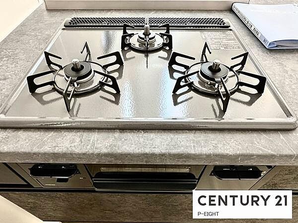 三口のコンロで料理もはかどりますね！グリルもあります！