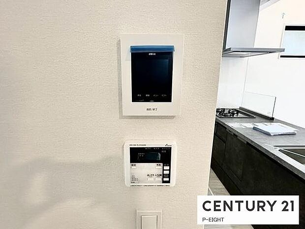 モニター付きインターホンで来客者の顔も見えて安心です！ボタン一つで湯はり、追い焚きできる給湯リモコンもあります！