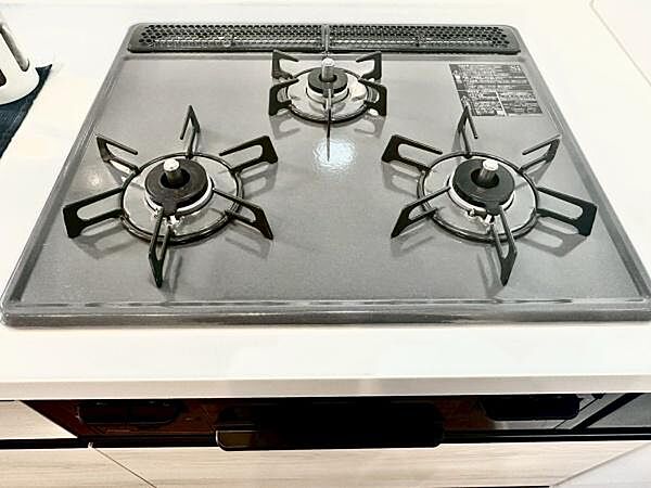 三口コンロで料理もはかどりますね！グリルもあります！