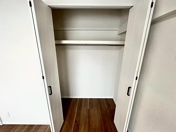 収納に便利な可動棚あり！