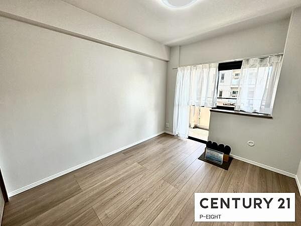 バルコニーに面している明るい部屋です！