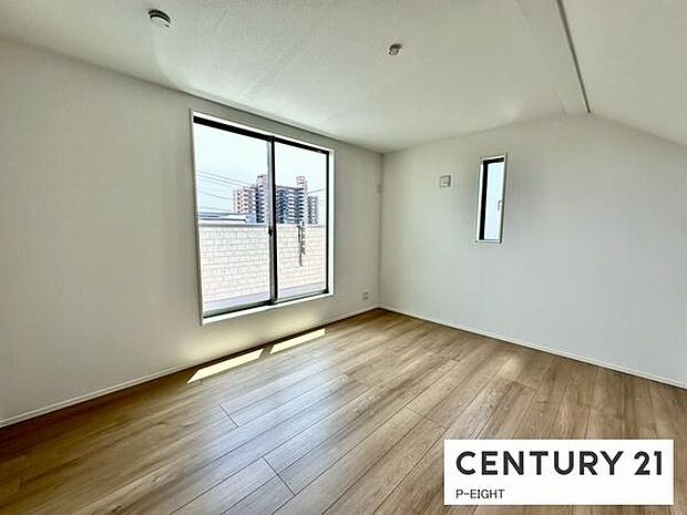 バルコニーに面している明るい洋室です！