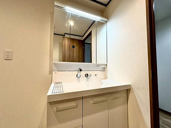 明るい洗面台で身支度ができます！洗濯機を置くスペースもあります！