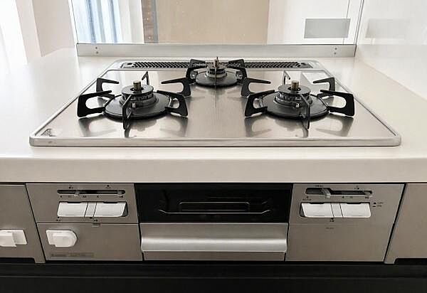 三口ガスコンロで料理もはかどりますね！グリルもあります！※写真に加工を施してあります