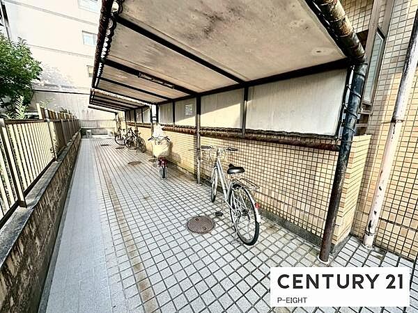 屋外に屋根付きの駐輪場があります！
