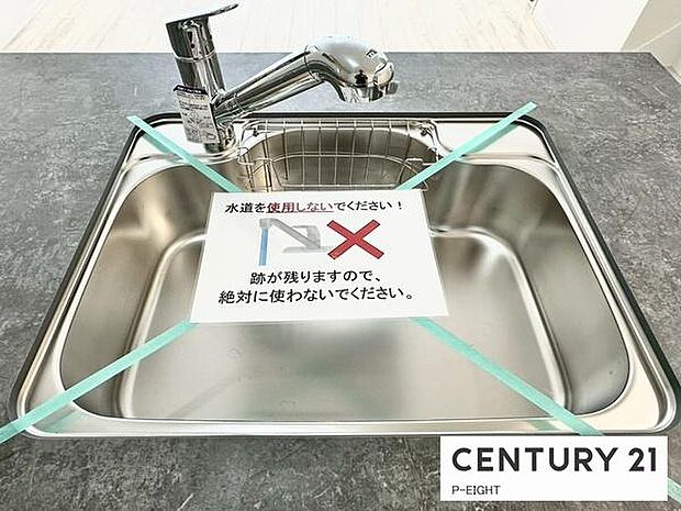 浄水器内蔵型のため、キッチン回りもスリムな印象です！