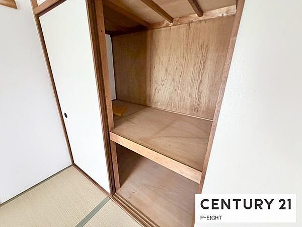 和室には収納に便利な押し入れあり！