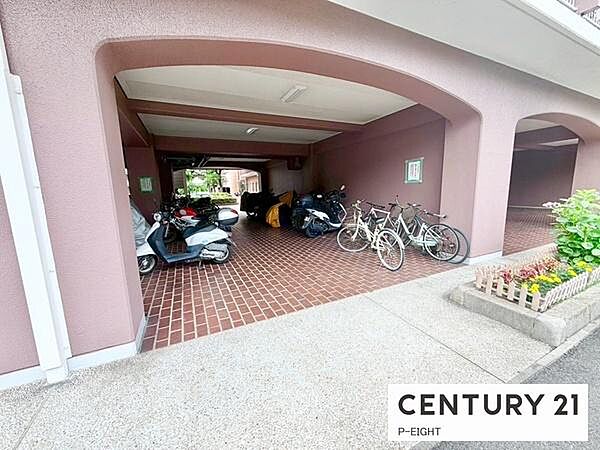 屋外に駐輪場があります！バイクも置けます！