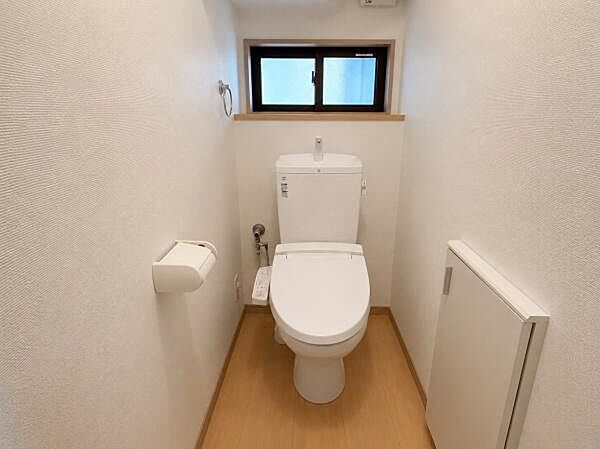 ウォシュレット付きの暖房便座で快適です！（写真に加工を施しております）