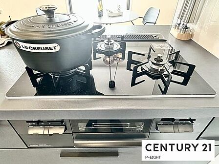 三口コンロで料理もはかどりますね!グリルもあります!