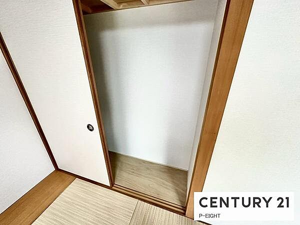 収納に便利な可動棚あり！