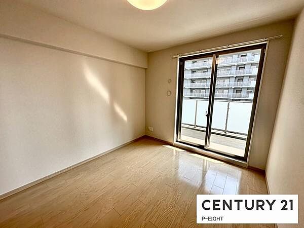 バルコニーに面している明るい部屋です！