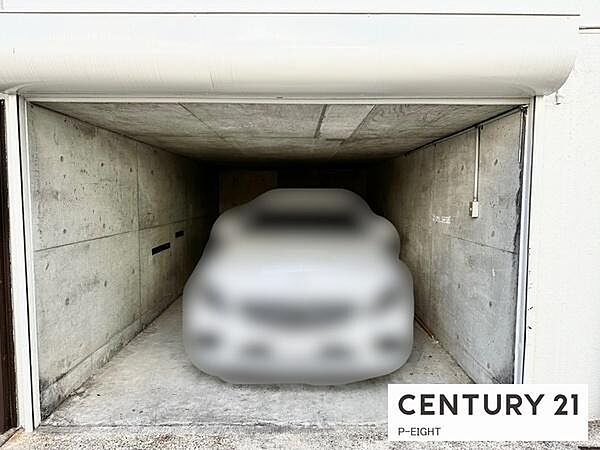 ガレージ付き！雨の日の車の乗り降りに便利です。
