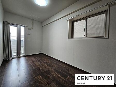 バルコニーに面している明るい洋室です！