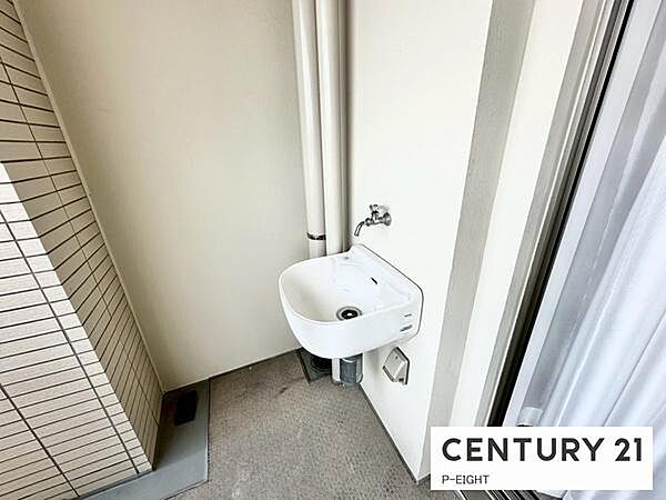 スロップシンクがあるため、バルコニーで水が使えます！
