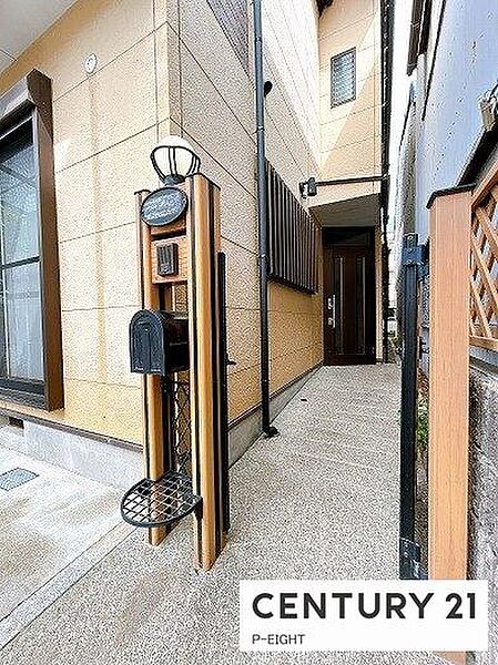 駐車場から玄関の間には門扉があります！