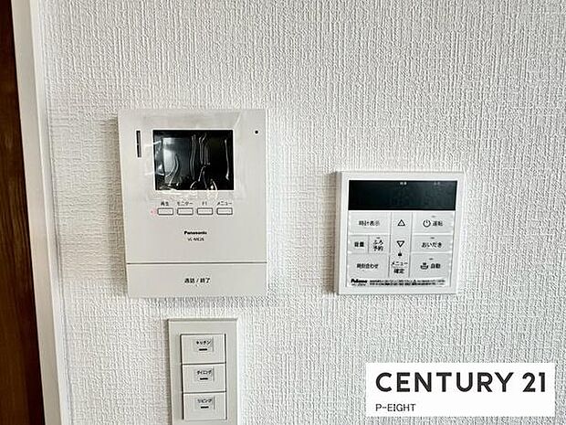 モニター付きインターホンで来客者の顔も見えて安心です!湯はり、追い焚きできるリモコンもあります!