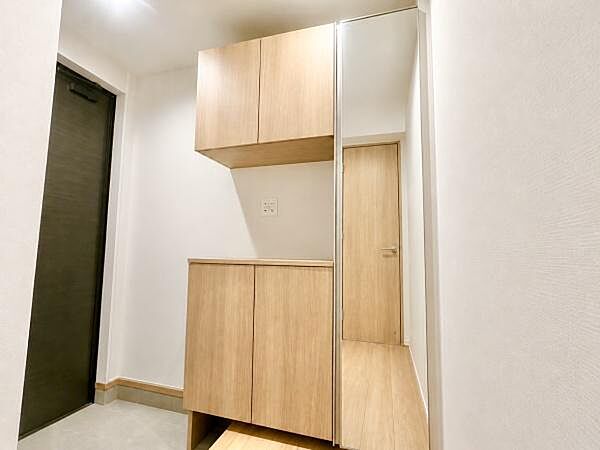玄関先に収納が多く、家族の靴もきれいにまとまります。
