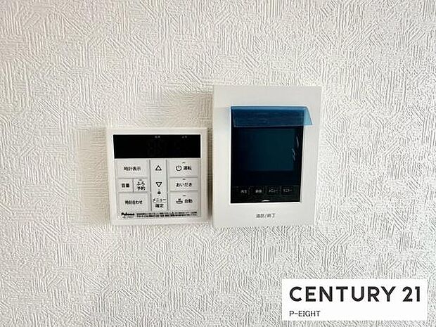 モニター付きインターホンで来客者の顔も見えて安心です!ボタン一つで湯はり、追い焚きできる給湯リモコンもあります!