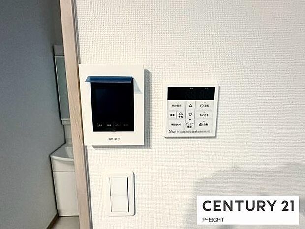 モニター付きインターホンで来客者の顔も見えて安心です!ボタン一つで湯はり、追い焚きできる給湯リモコンもあります!