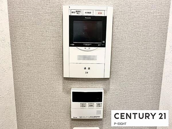 モニター付きインターホンで来客者の顔も見えて安心です！ボタン一つで湯はり、追い焚きできる給湯リモコンもあります！