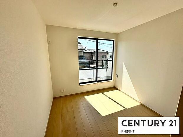 バルコニーに面している明るい洋室です!