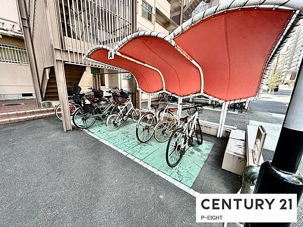 屋外に屋根付きの駐輪場があります！