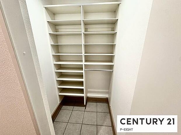 玄関先に収納が多く、家族の靴もきれいにまとまります。