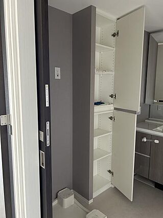 洗面所には棚が...