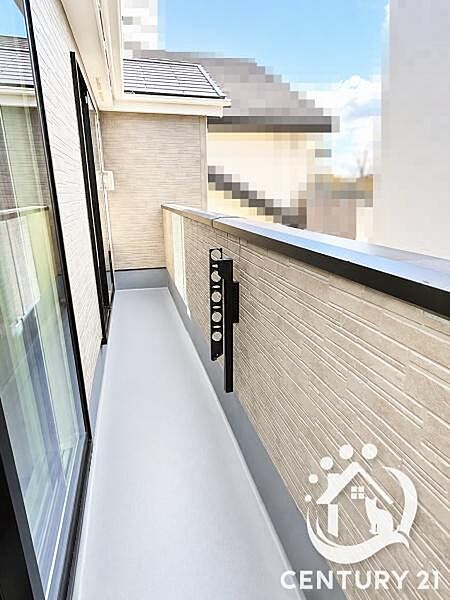 広々としたバルコニーでは、2室から利用可能でご家族全員分のお洗濯物がよく乾きます