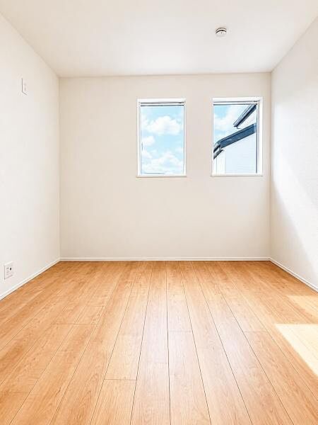 2階洋室6帖　二面採光で日当たり・風通し良好なお部屋ですクローゼット完備でお部屋がスッキリ片付きます