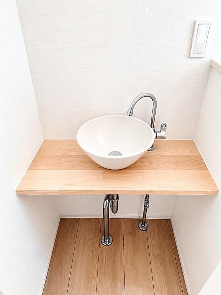 2階トイレの正面に洗面スペースがあります出てすぐに手を洗えて便利ですし、かわいい洗面器で気分も上がりますね