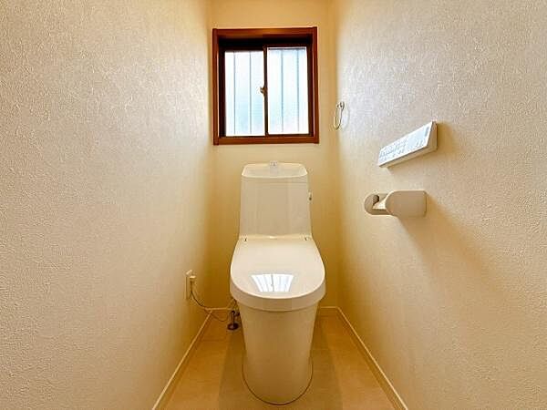 温水洗浄便座付きのトイレです