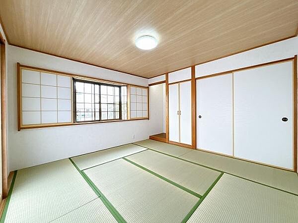 和室には二面採光と収納仏間がございます