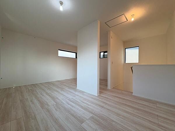 2階洋室10.8帖　別角度の様子