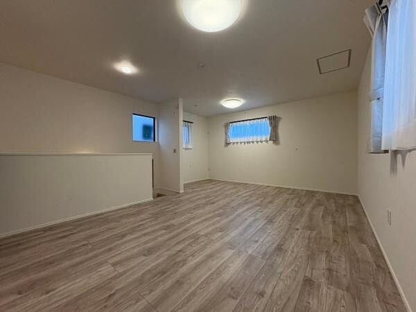 2階洋室10.25帖　間仕切り可能な洋室。そのまま広々な洋室としてもお使いいただけます。