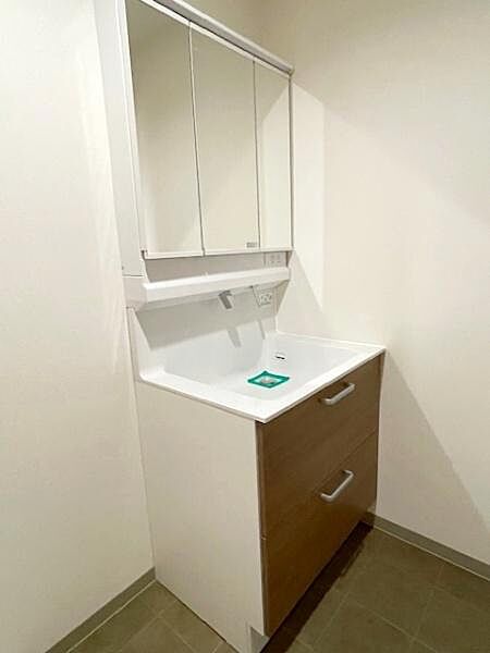 三面鏡の裏は収納になっているので洗面台まわりがスッキリ片付きます