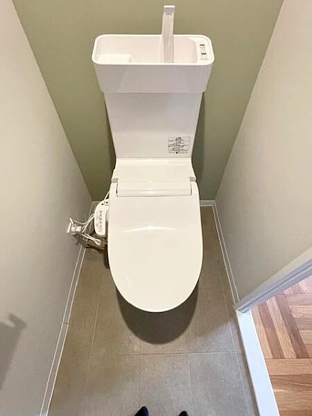 温水洗浄便座付きのトイレです