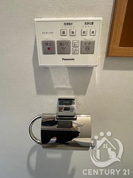 温水洗浄便座付きのトイレです