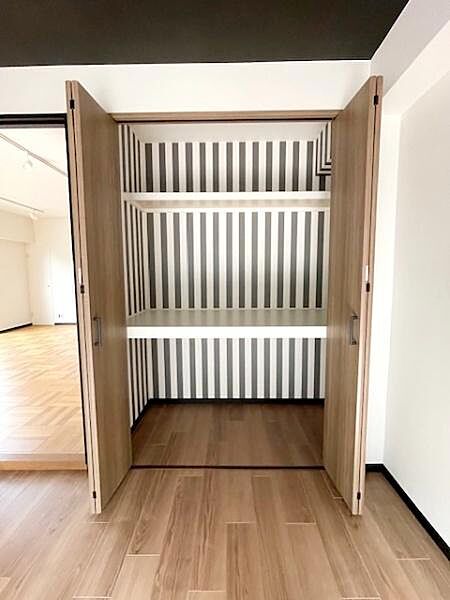 アクセントクロスがオシャレなクローゼットは奥行きが深いので、来客用の布団収納にも使えます