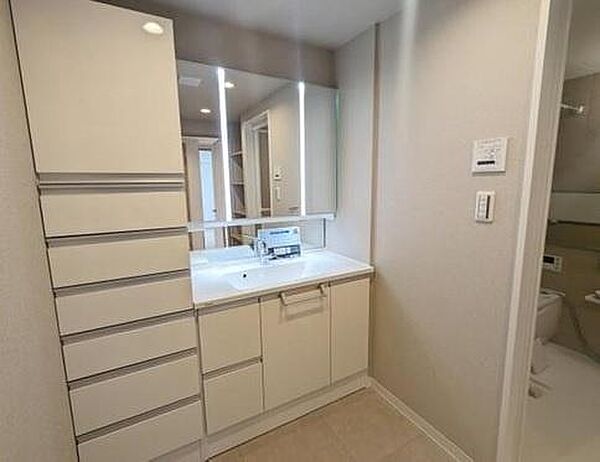 三面鏡の裏は収納になっているので洗面台まわりがスッキリ片付きます