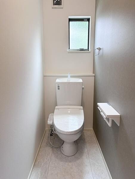 温水洗浄便座付きのトイレです